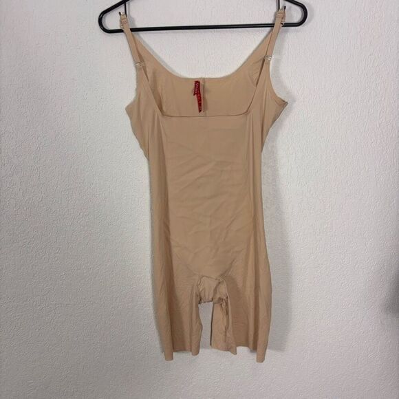Spanx Nude Open Bust, Tummy Tuck, Mid Thigh Shapewear - Picture 1 of 8